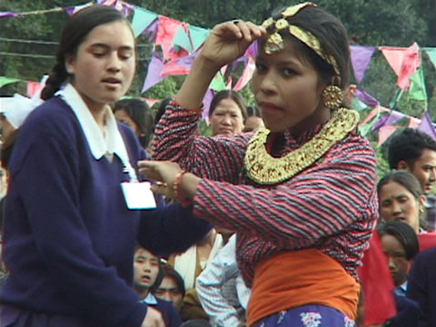 ドキュメンタリーDVD「ネパールの人々ともに」画像　開校10周年記念式典で踊る少女